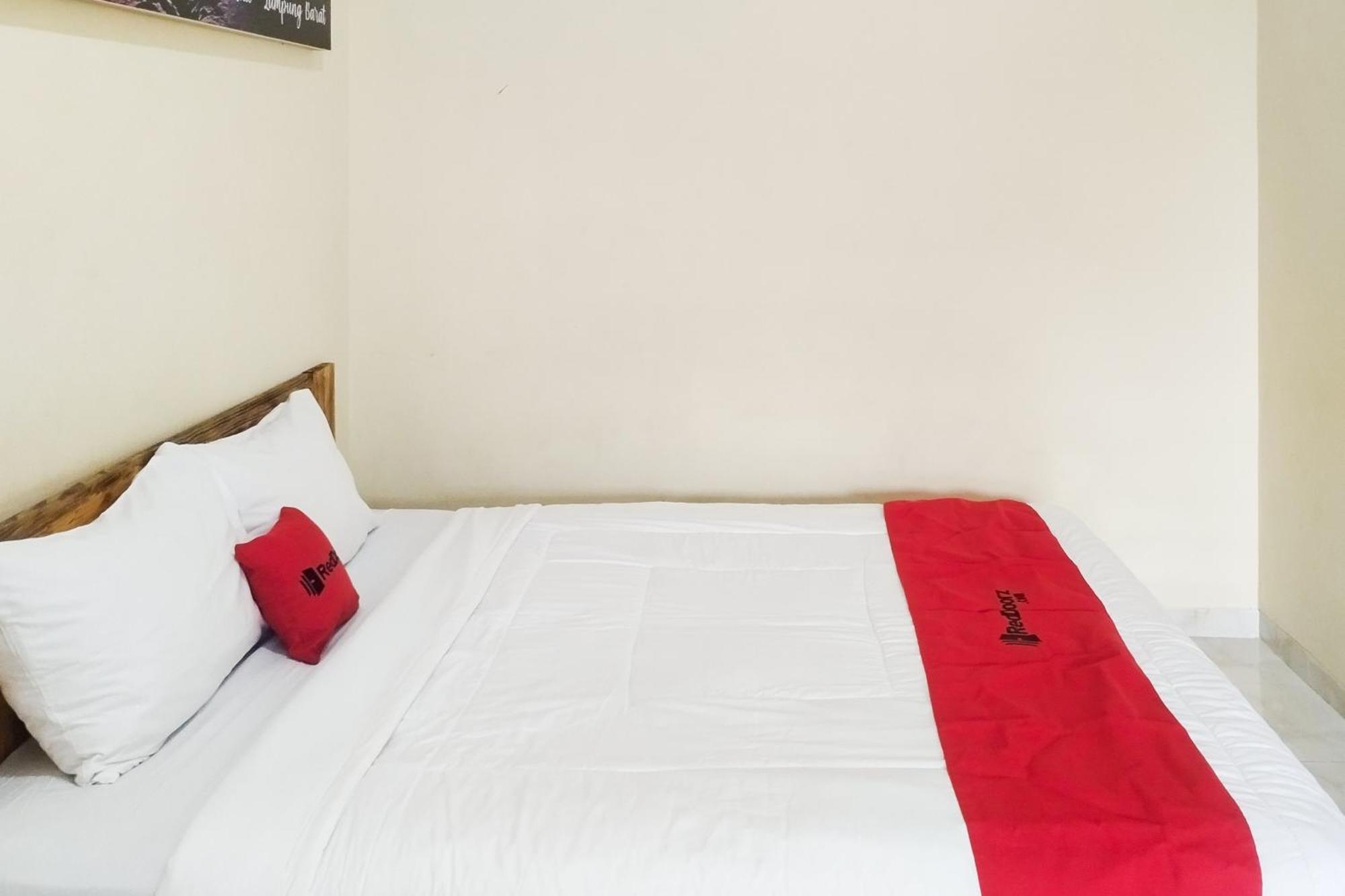 Hotel Reddoorz Syariah At Shakira Alesha Enggal Bandar Lampung Esterno foto