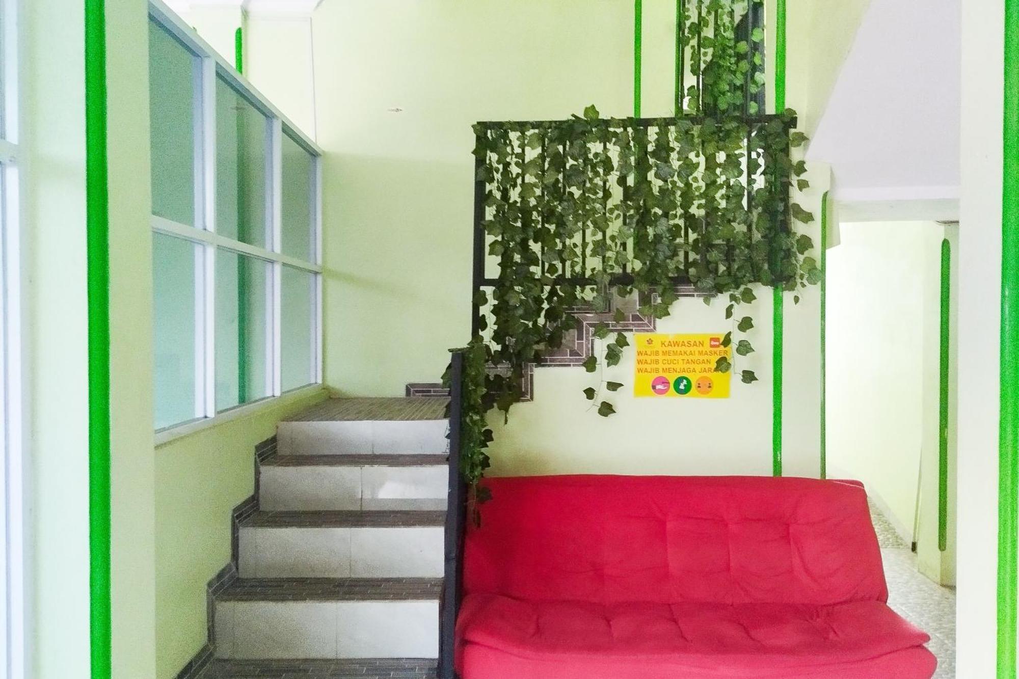 Hotel Reddoorz Syariah At Shakira Alesha Enggal Bandar Lampung Esterno foto