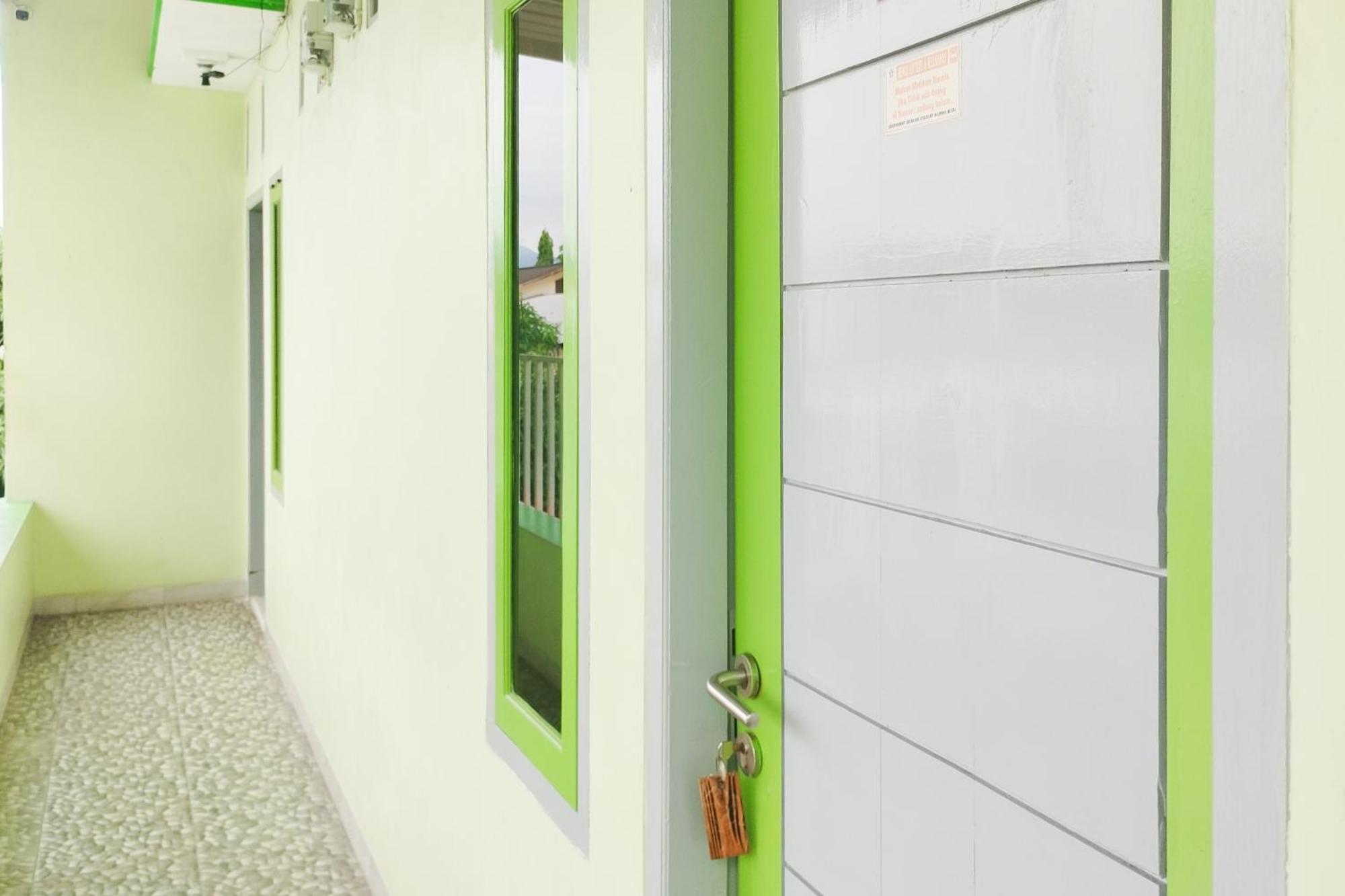Hotel Reddoorz Syariah At Shakira Alesha Enggal Bandar Lampung Esterno foto