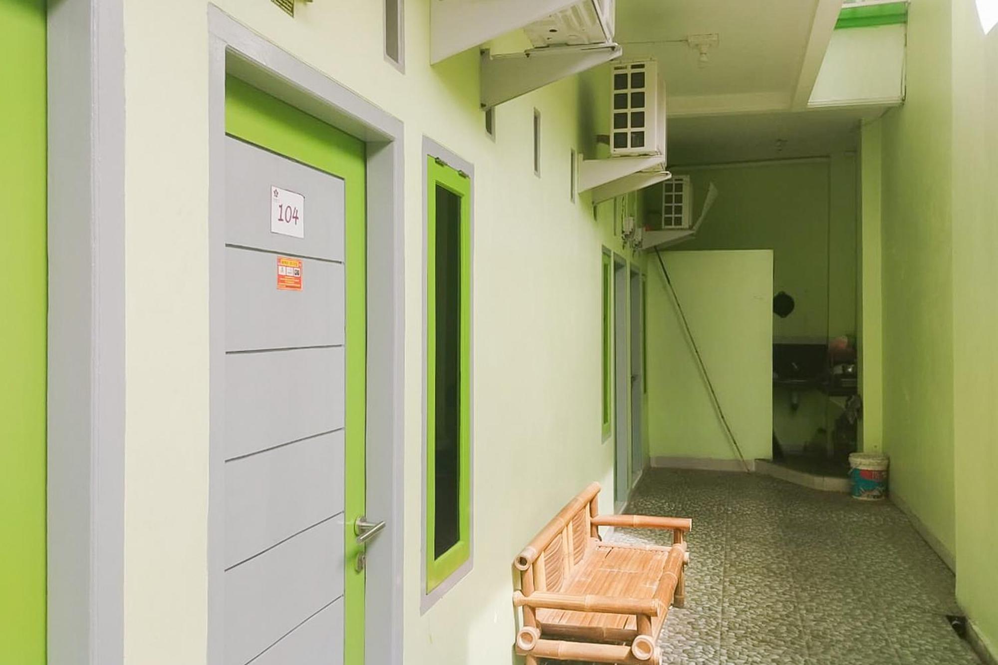Hotel Reddoorz Syariah At Shakira Alesha Enggal Bandar Lampung Esterno foto